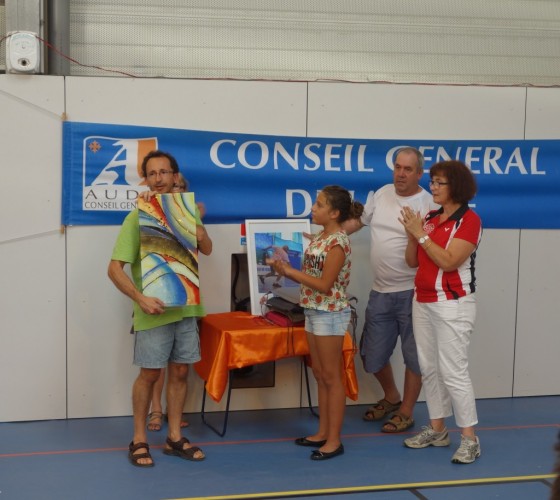 La remise du trophée au responsable de Trèbes